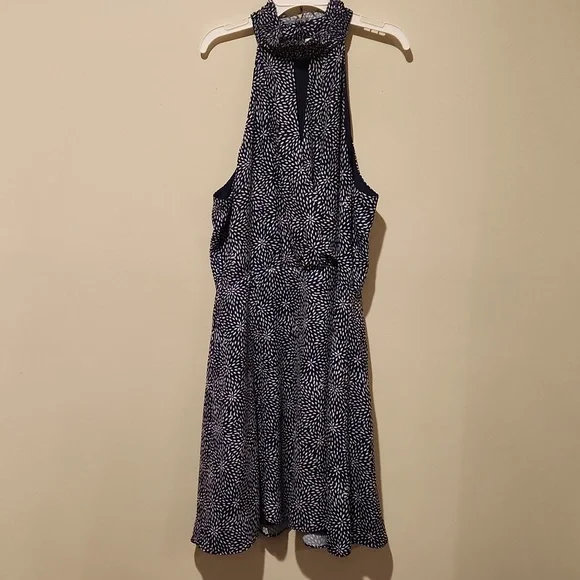 ❤️ PARKER HALTER FIT & FLARE DRESS IN NAVY WHITE PEBBLE DOT, MEDIUM - Picture 7 of 10